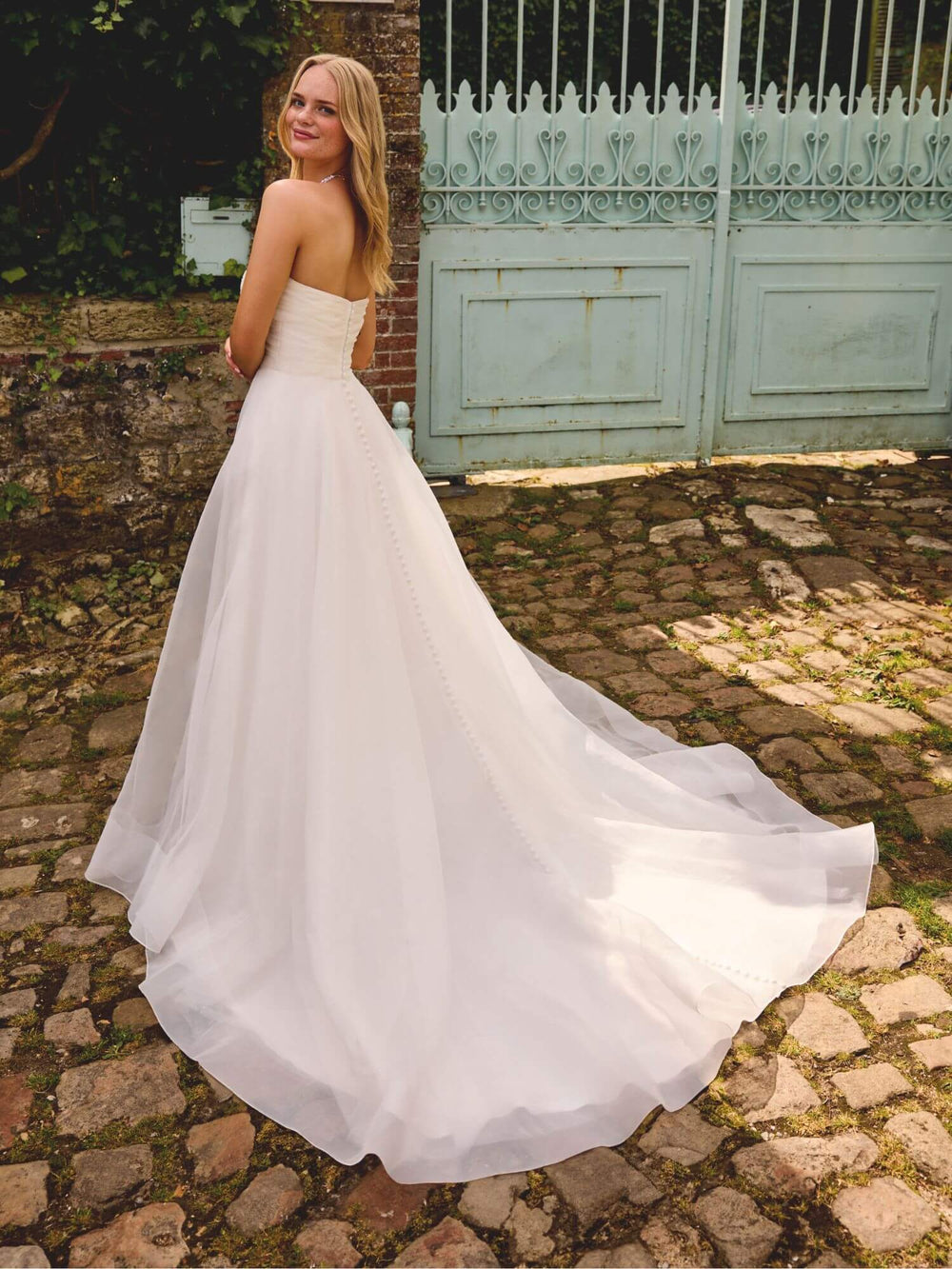 Sweetheart Gown 20056 – A-line brudekjole i organza med knapper ned til slæbet