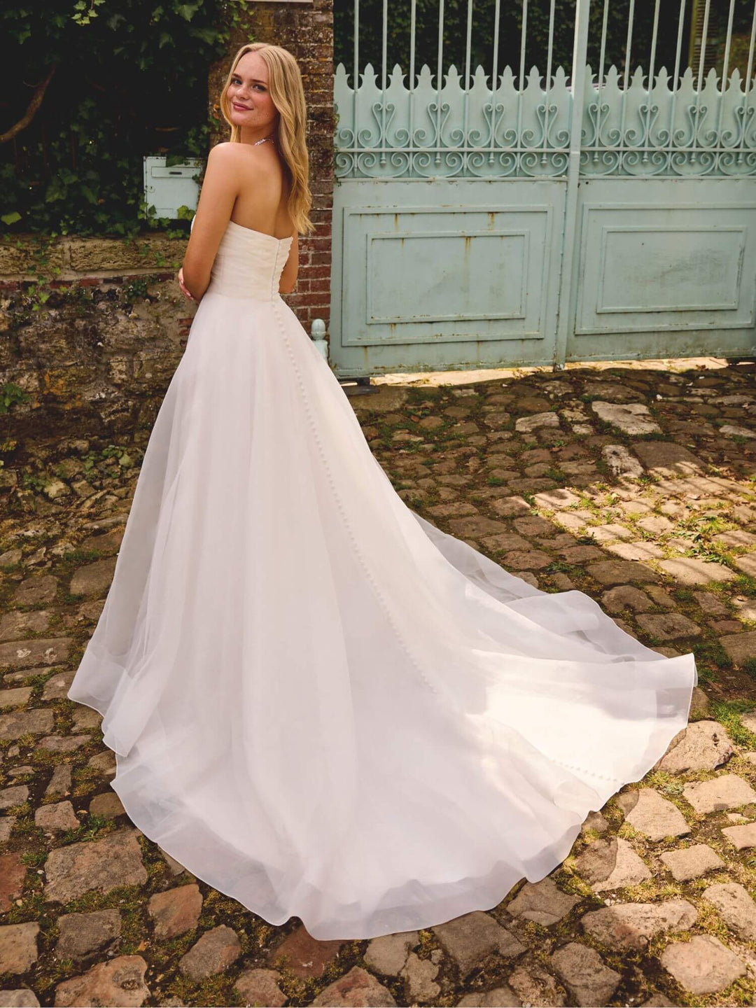 Sweetheart Gown 20056 – A-line brudekjole i organza med knapper ned til slæbet