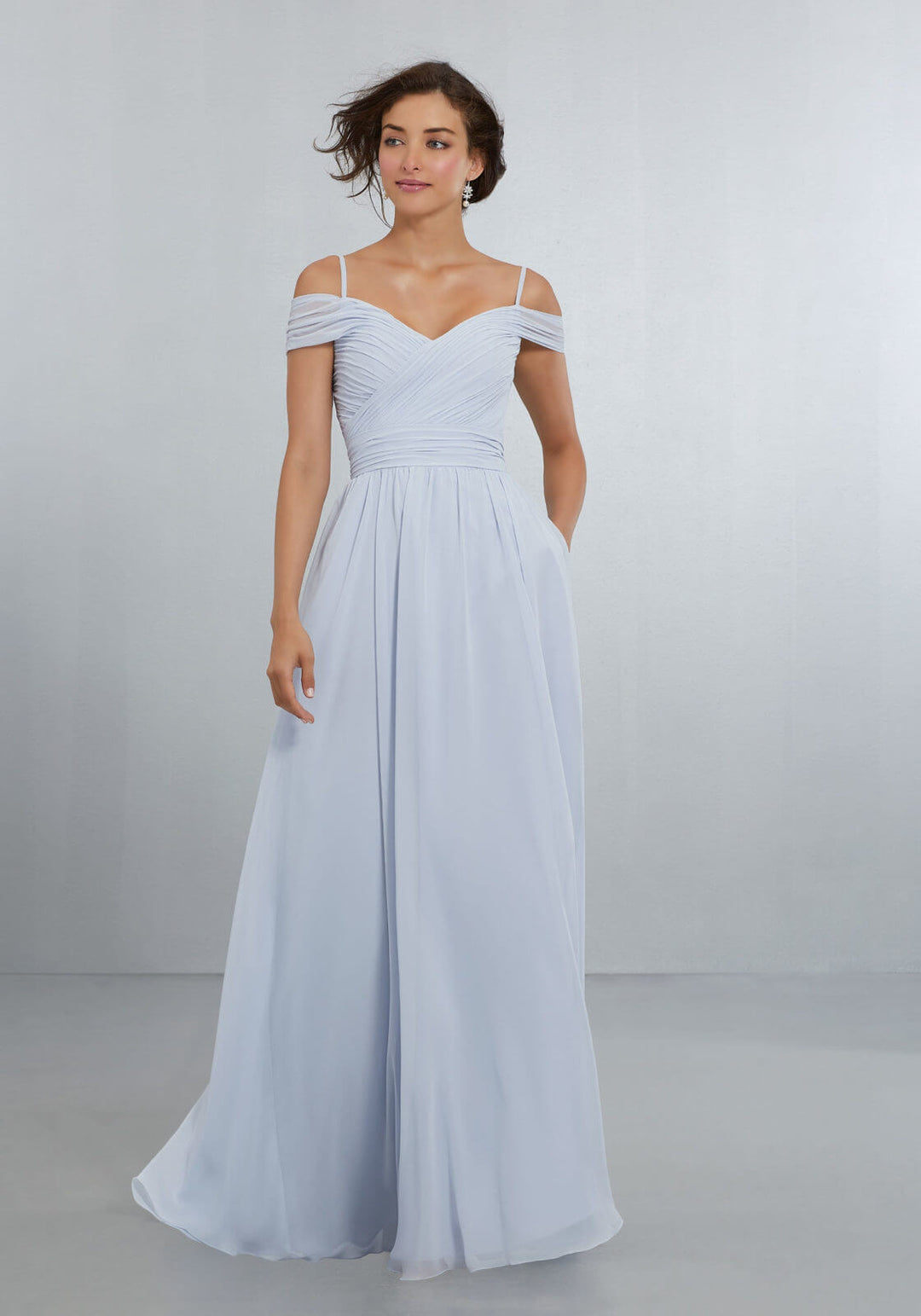 Festkjole i chiffon med draperet off-the-shoulder halsudskæring set forfra.