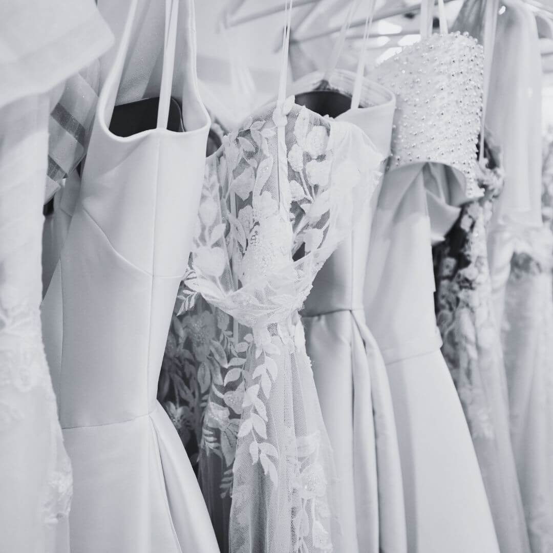 Smukke brudekjoler på bøjler hos One & Only i Allerød – moderne og klassiske designs i lyse, eksklusive omgivelser.