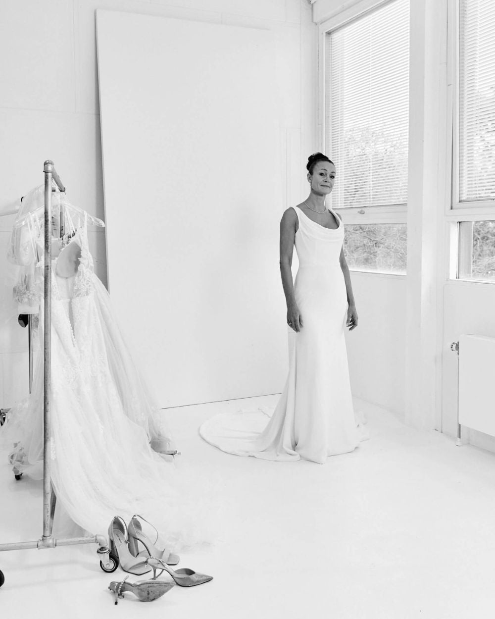Sensuel og dramatisk Fit & Flare brudekjole fra One & Only – havfruesnit med elegant pasform og moderne detaljer.