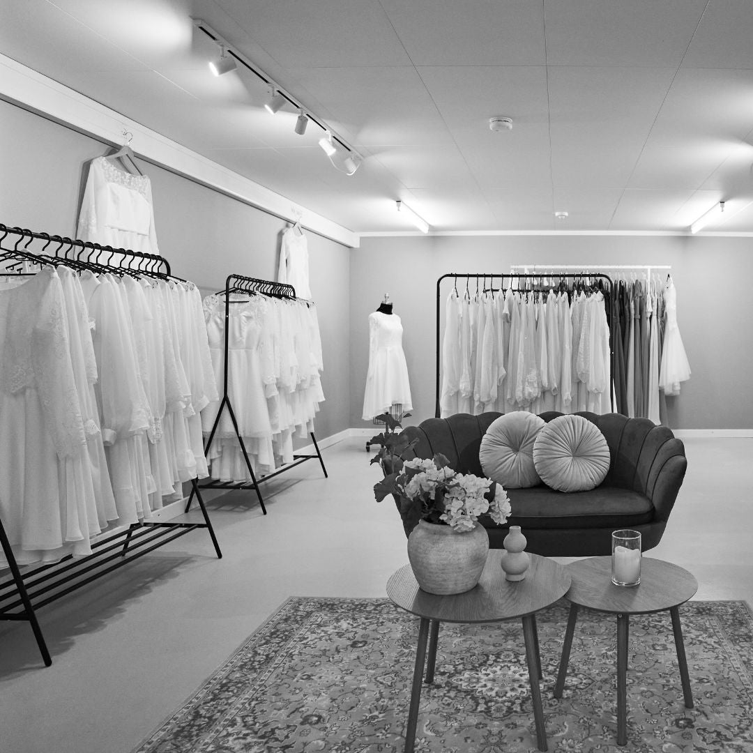 One & Only konfirmationskjole butik i Allerød – hyggelige omgivelser til prøvning af kjoler.