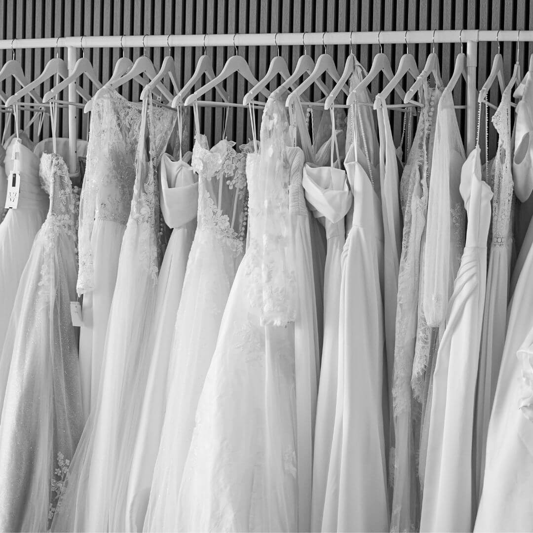 Brudekjolebutik One & Only i Allerød med smuk udstilling af brudekjoler