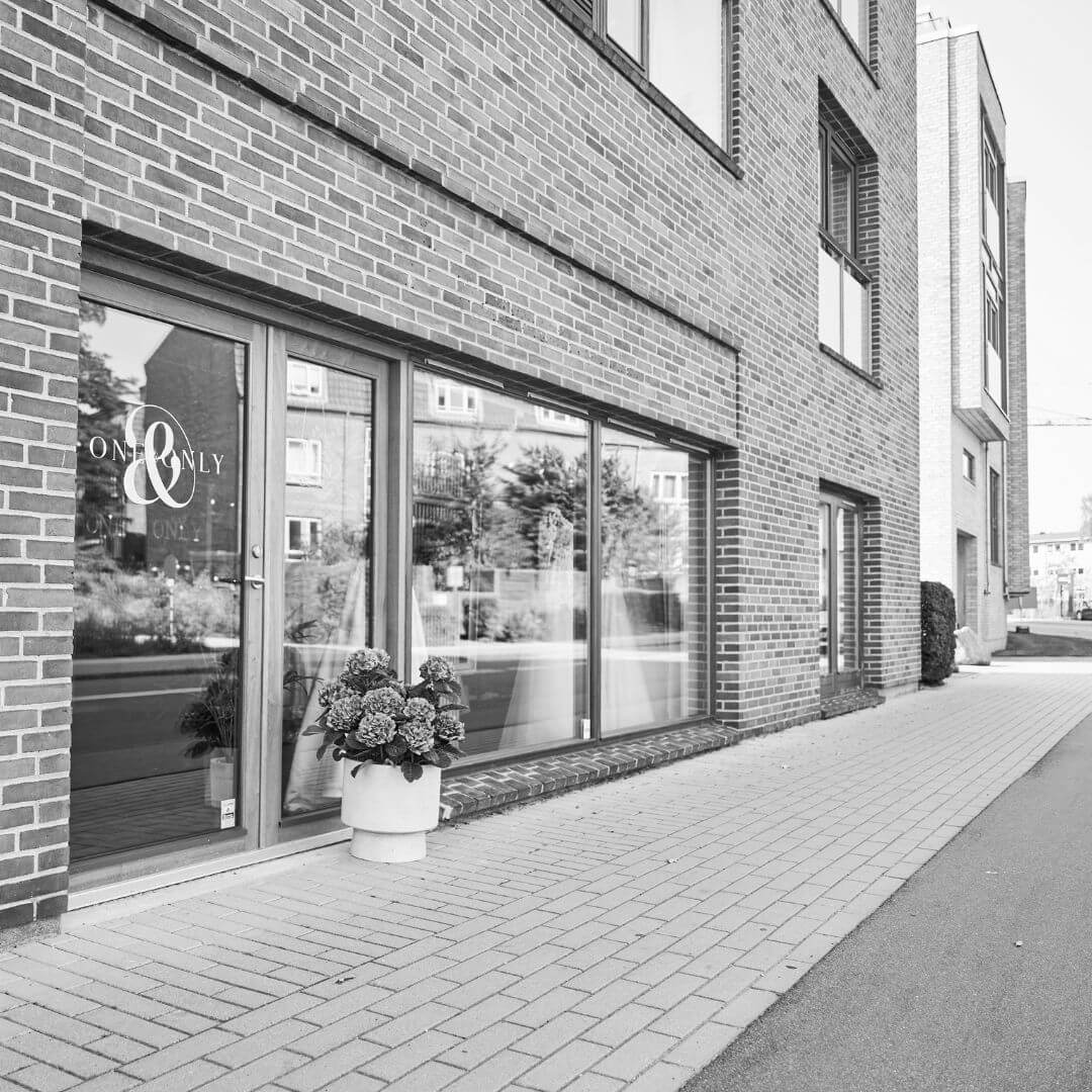 Facade af One & Only brudekjolebutik i Allerød – specialiseret i brudekjoler