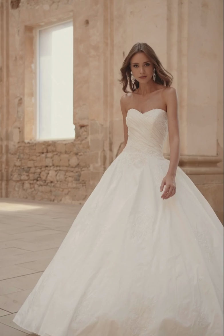 Voluminøs Ball Gown brudekjole med blomsterbroderier og katedralslæb