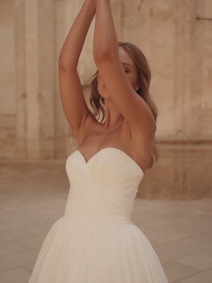 Video af brudekjole 63048 – chiffon A-line med sweetheart corsage og romantisk blomsterslør. Let og bevægelig silhuet fra Veni Infantino.