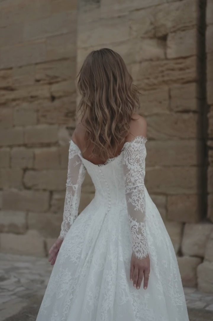 Romantisk A-line brudekjole i blonde med lange ærmer og katedralslæb