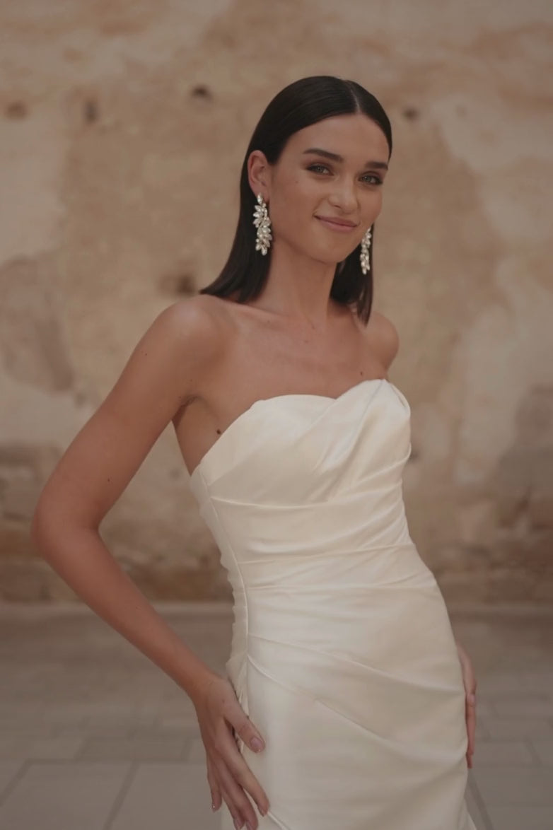 Havana - Elegant Fit & Flare brudekjole i satin med draperet corsage
