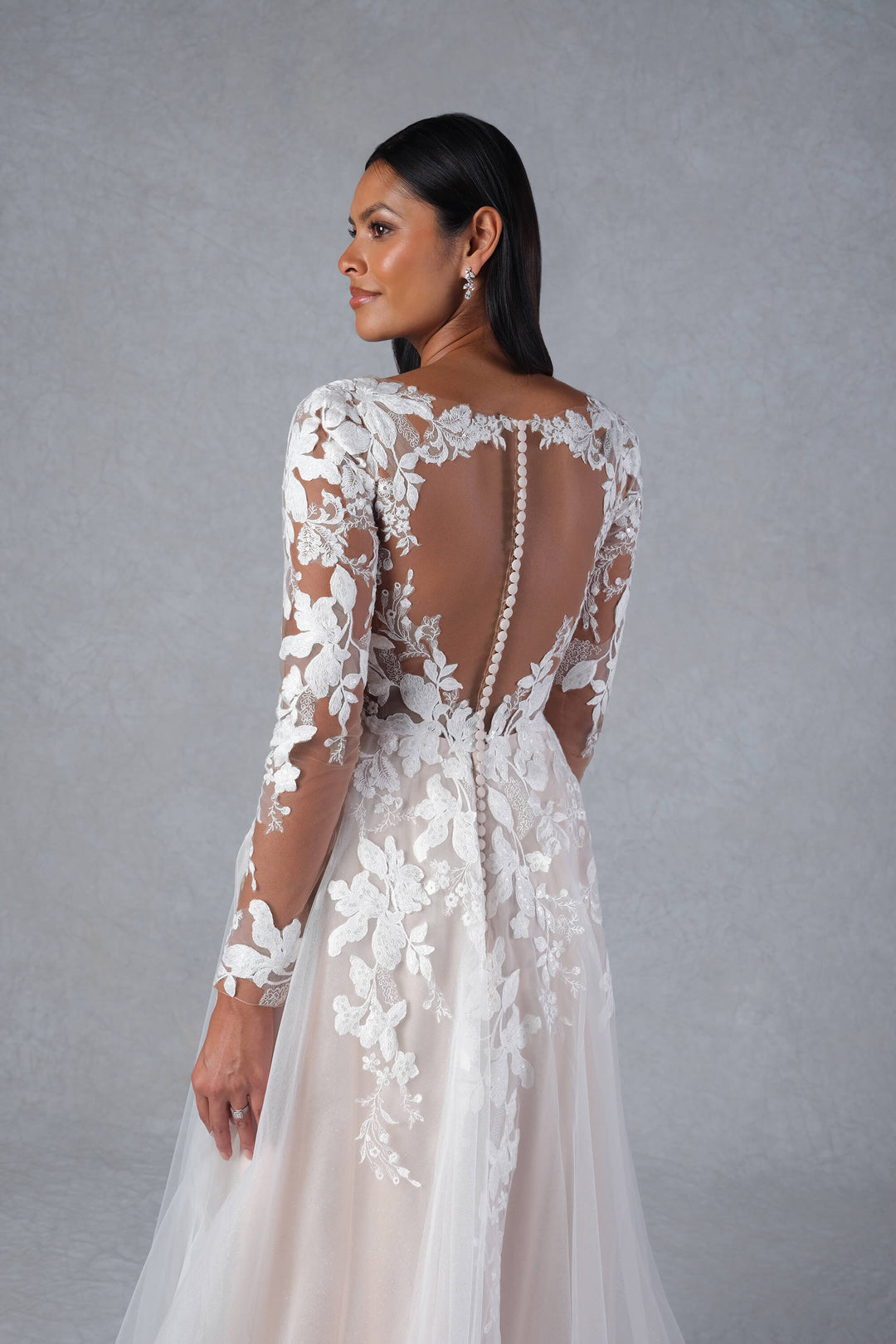 Romantisk A-line brudekjole i tyl med lange ærmer, V-udskæring og illusion-ryg