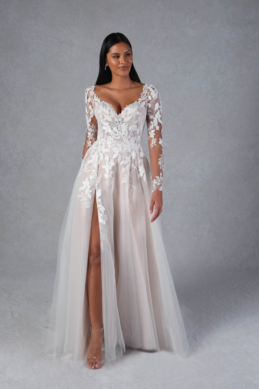 Romantisk A-line brudekjole i tyl med lange ærmer, V-udskæring og illusion-ryg