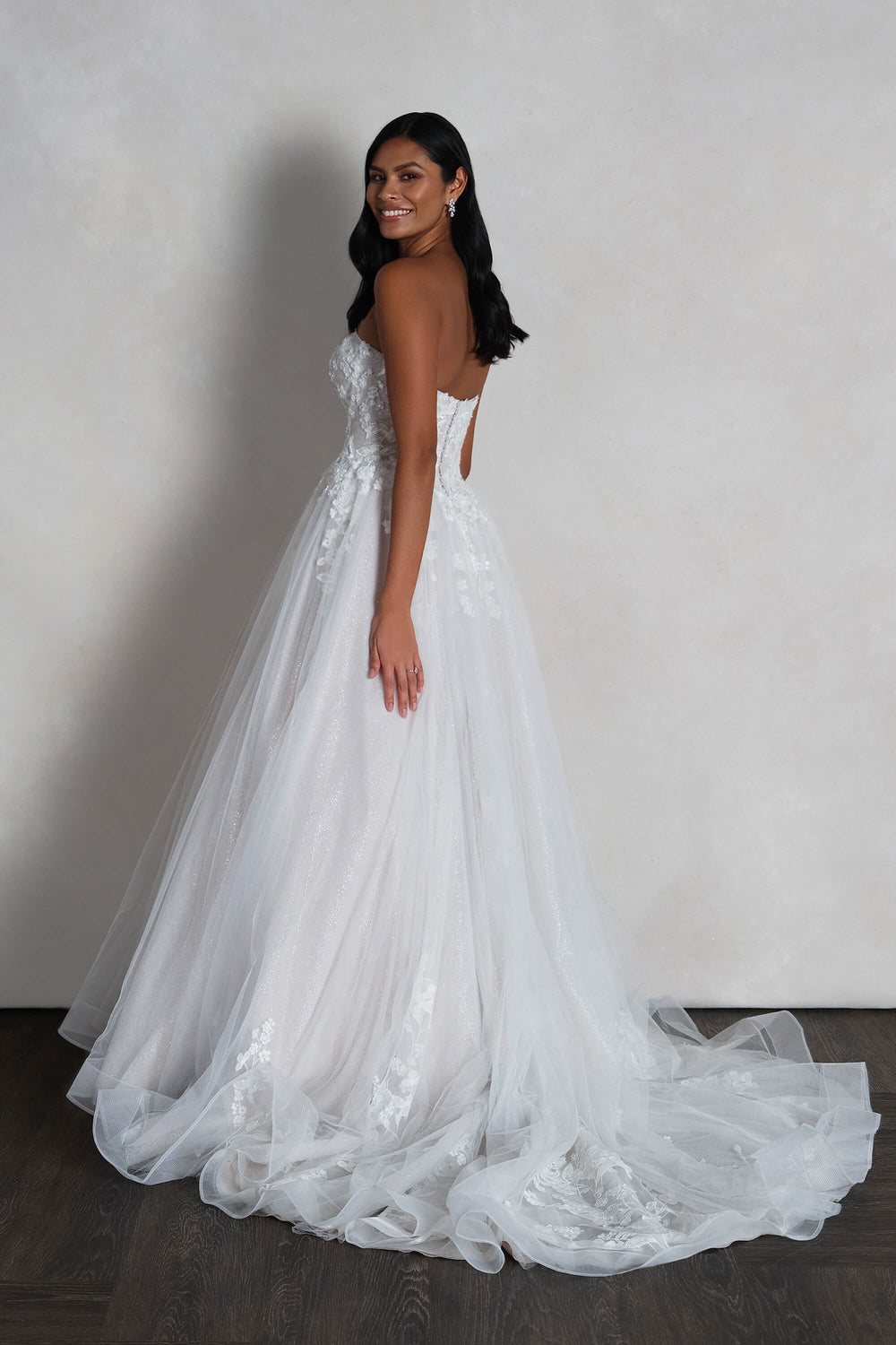 Majestætisk satin ball gown med voluminøst skørt, struktureret corsage og klassisk sweetheart-udskæring – Rings Vivienne 55151.