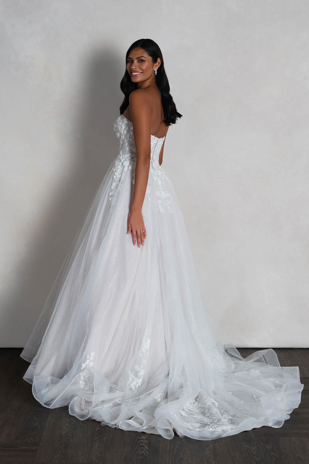 Majestætisk satin ball gown med voluminøst skørt, struktureret corsage og klassisk sweetheart-udskæring – Rings Vivienne 55151.