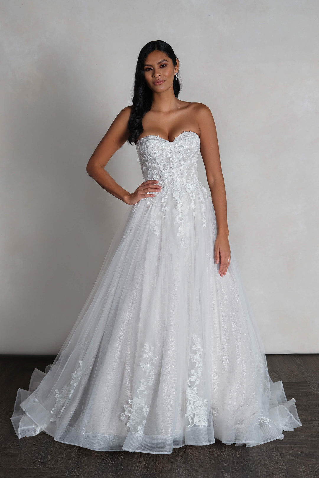 Rings Vivienne satin ball gown brudekjole med stropløs sweetheart-udskæring og eksponeret boning, model 55151.