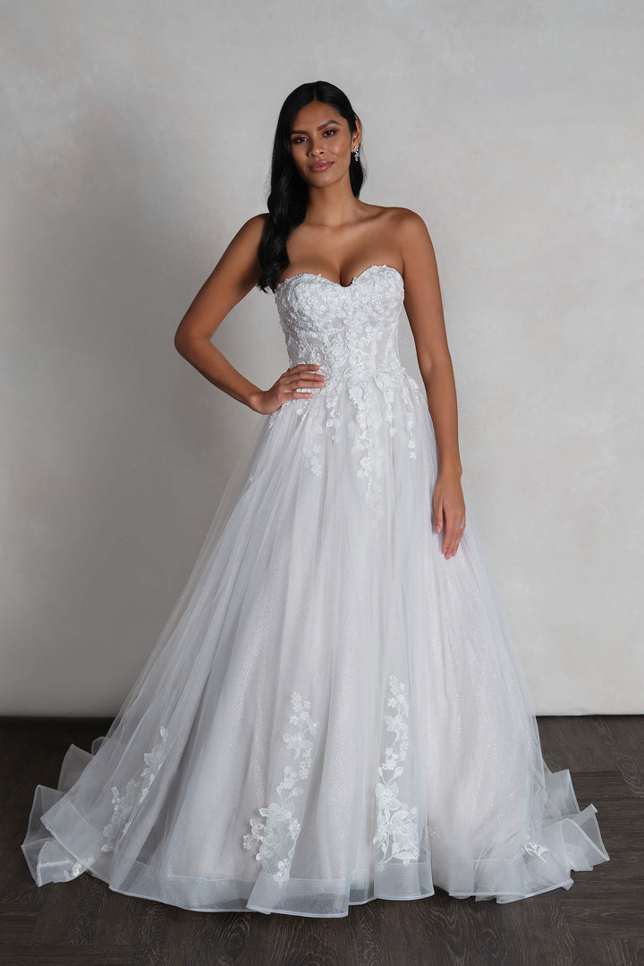 Rings Vivienne satin ball gown brudekjole med stropløs sweetheart-udskæring og eksponeret boning, model 55151.