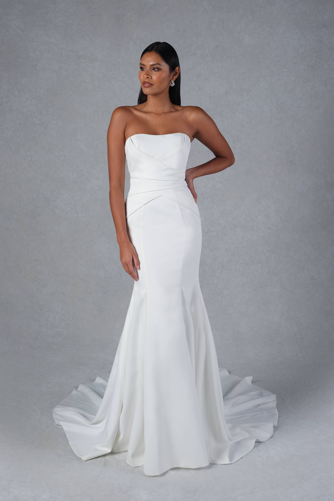 Rings Juliette Fit & Flare brudekjole i satin med stropløs, lige udskæring og plisseret corsage, model 55186.