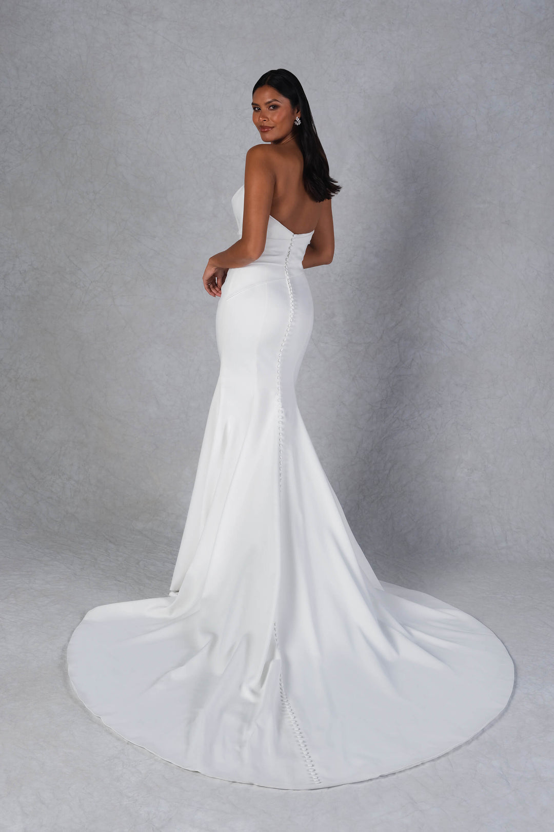 Elegant satin brudekjole fra Rings med Fit & Flare silhuet, plisserede detaljer og satinbetrukne knapper ned langs ryg og slæb – Juliette 55186.