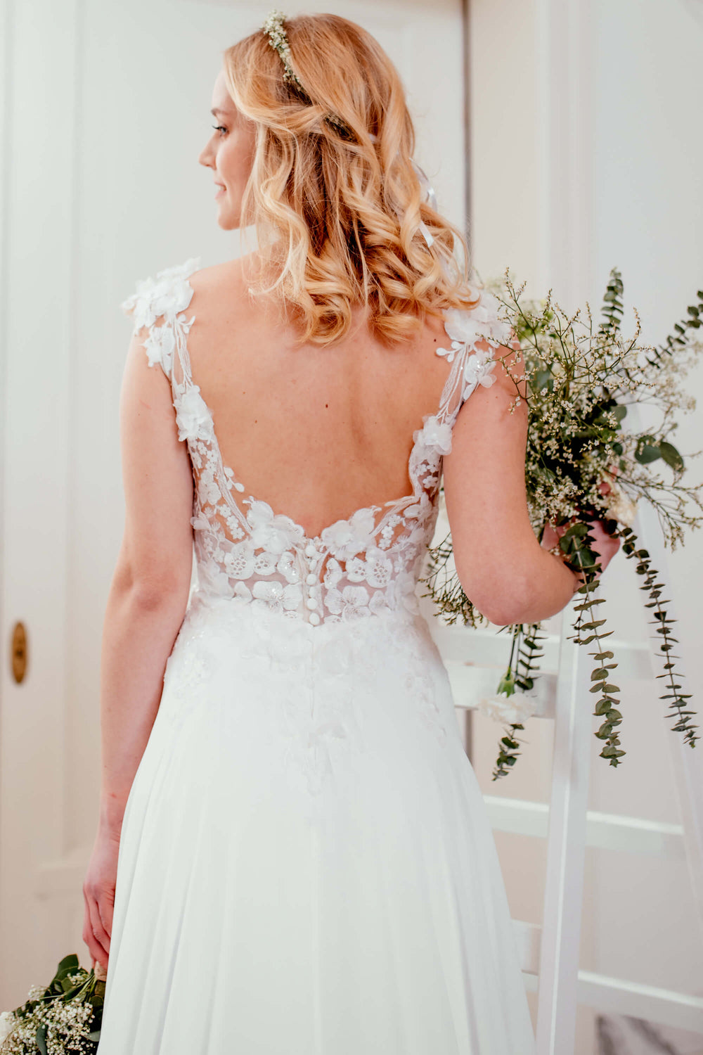 Romantisk A-line brudekjole i chiffon med glitrende 3D-blomster og feminint, luftigt fald – Sanna Lindström Gina SL1019X.