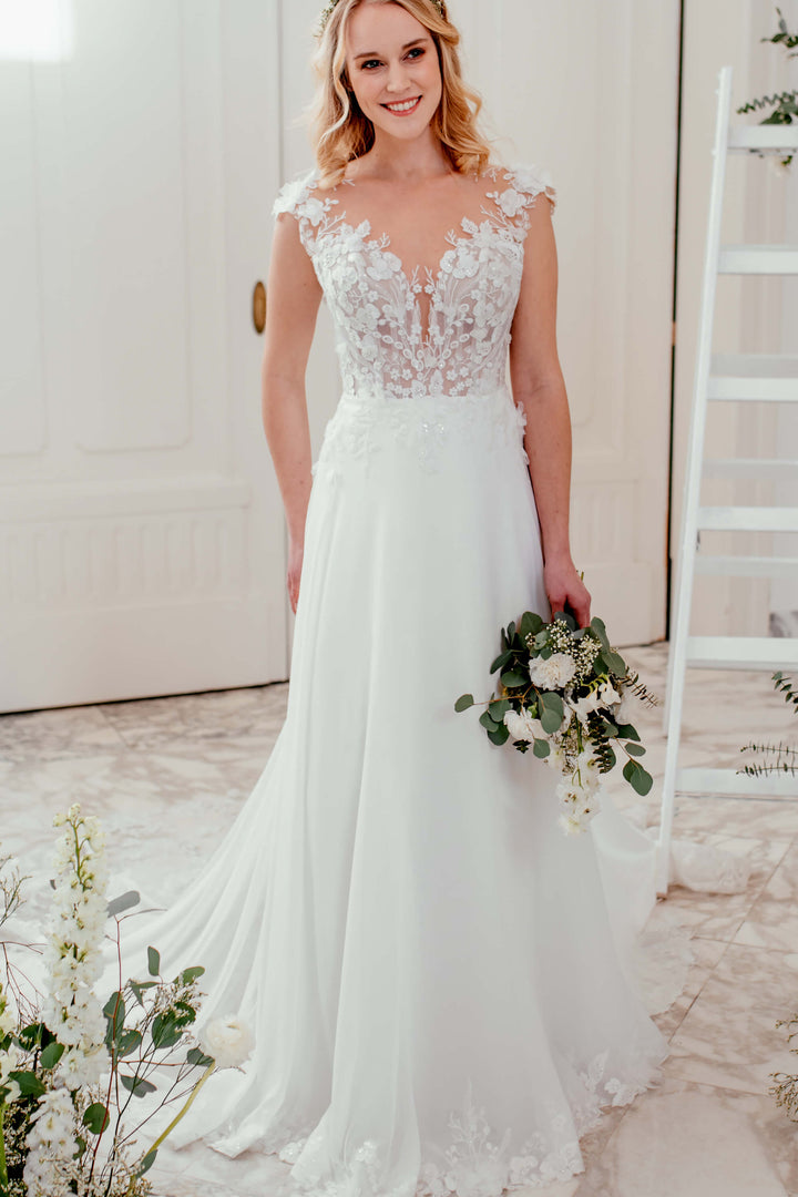 Sanna Lindström Gina A-line brudekjole med 3D-blondeapplikationer og let chiffon-skørt – SL1019X.