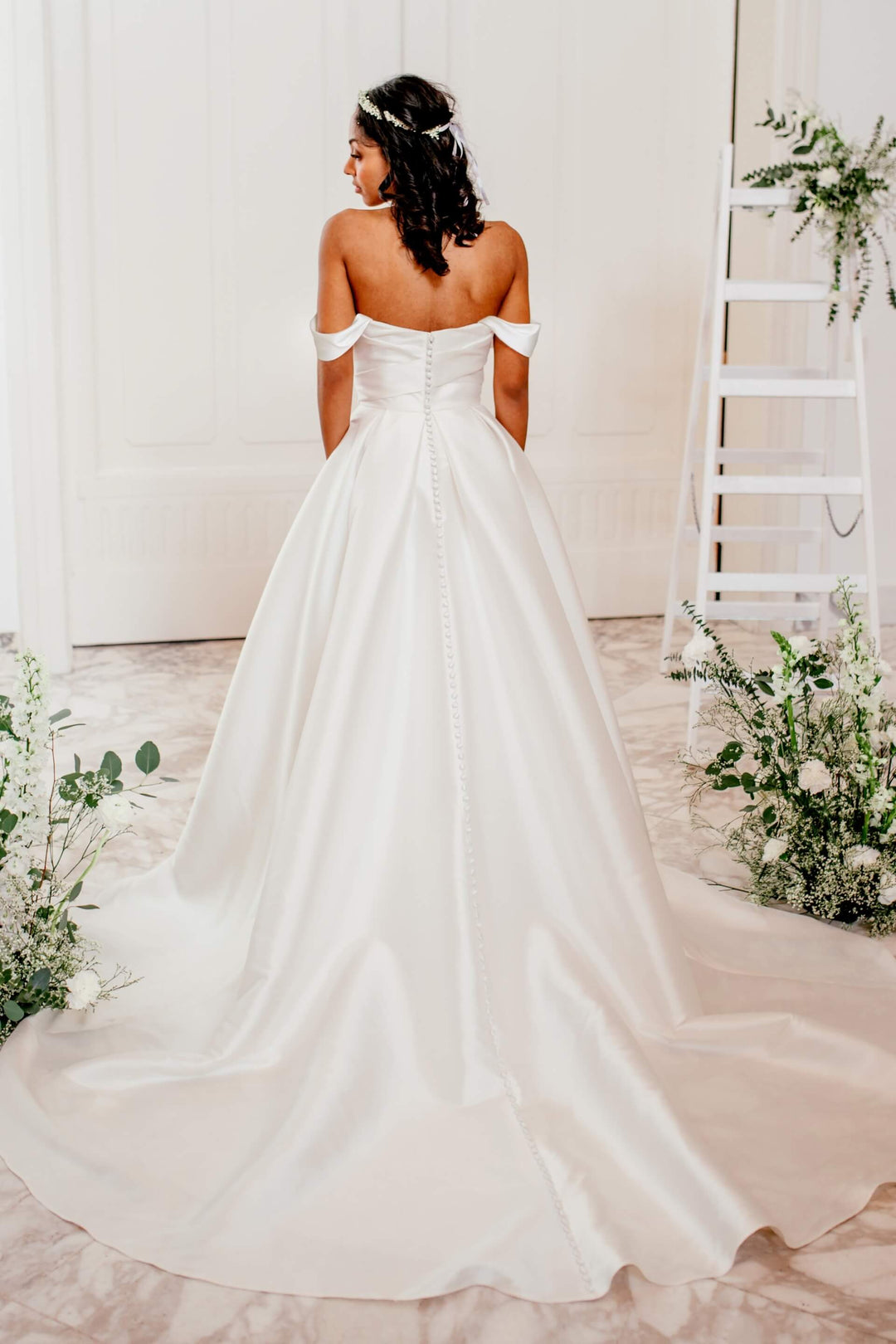 A-line brudekjole fra Sanna Lindström med transparent ryg, romantiske blondeapplikationer og diskret glitrende tylskørt – Hailey SL1014.