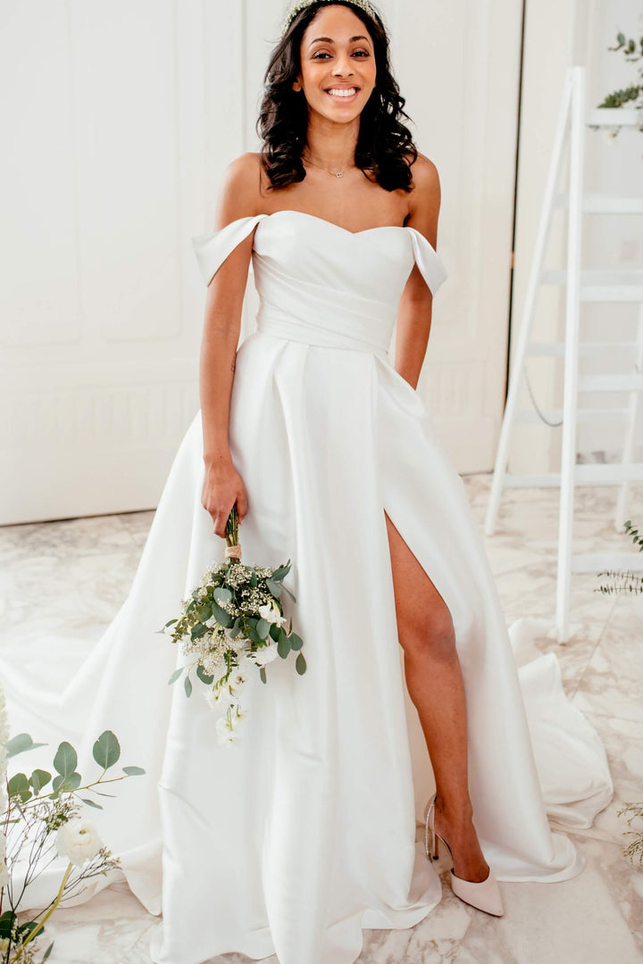 Sanna Lindström Hailey A-line brudekjole i blonde og tyl med gennemsigtig corsage, små ærmer og glitterdetaljer – SL1014.