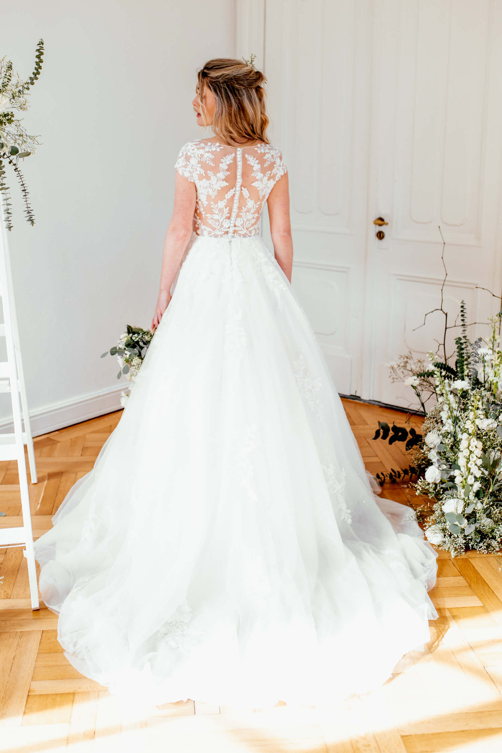 A-line brudekjole i blonde og tyl med glitterdetaljer, transparent ryg og romantiske applikationer – Sanna Lindström Willow SL1008.