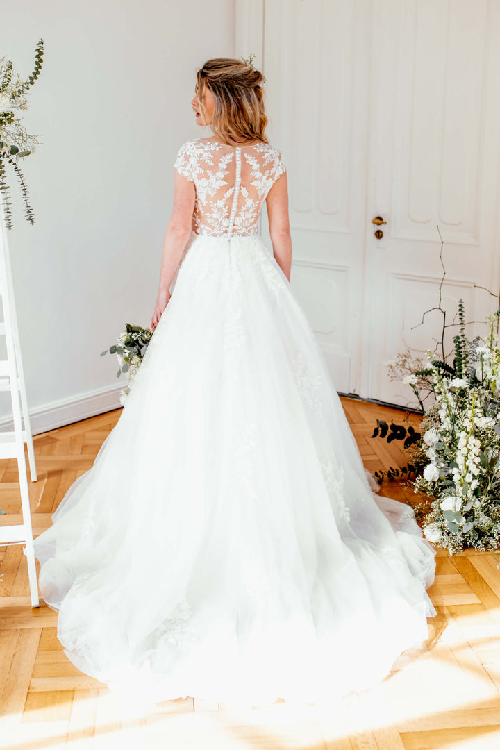 A-line brudekjole i blonde og tyl med glitterdetaljer, transparent ryg og romantiske applikationer – Sanna Lindström Willow SL1008.