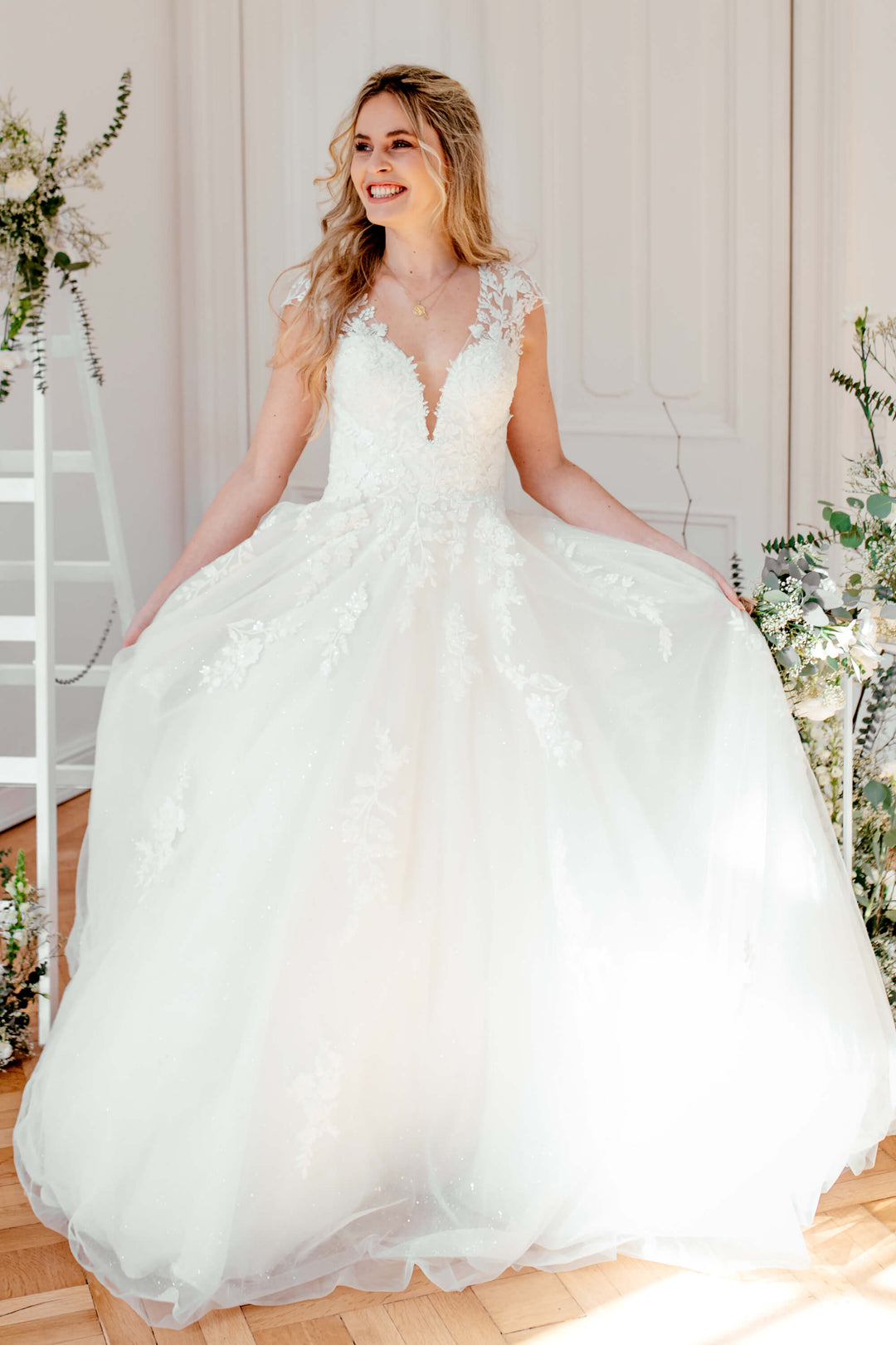 Sanna Lindström Willow A-line brudekjole med gennemsigtig blondecorsage, små ærmer og glittertyl – model SL1008.