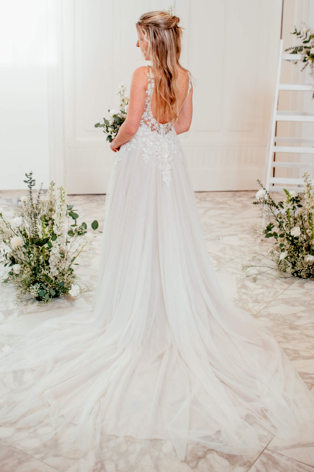 A-line brudekjole fra Sanna Lindström med blomsterblonder, glitrende perledetaljer og luftigt tulle-skørt – Hope SL1003.