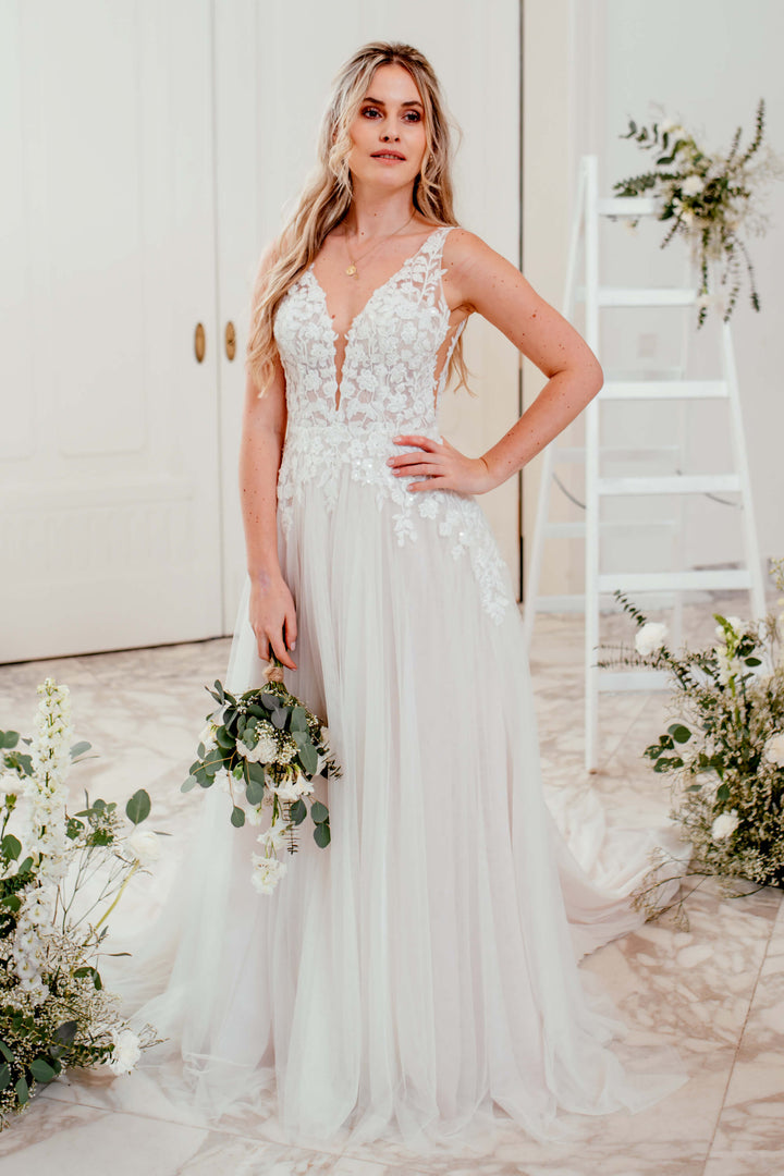 Sanna Lindström Hope A-line brudekjole i sandfarvet tulle med dyb V-udskæring og håndbroderede blondeapplikationer – SL1003.