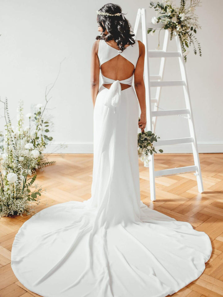 Sanna Lindstrøm SL1002 Meghan brudekjole set bagfra – fit & flare brudekjole i crepe med keyhole-ryg og chiffon-sløjfe.