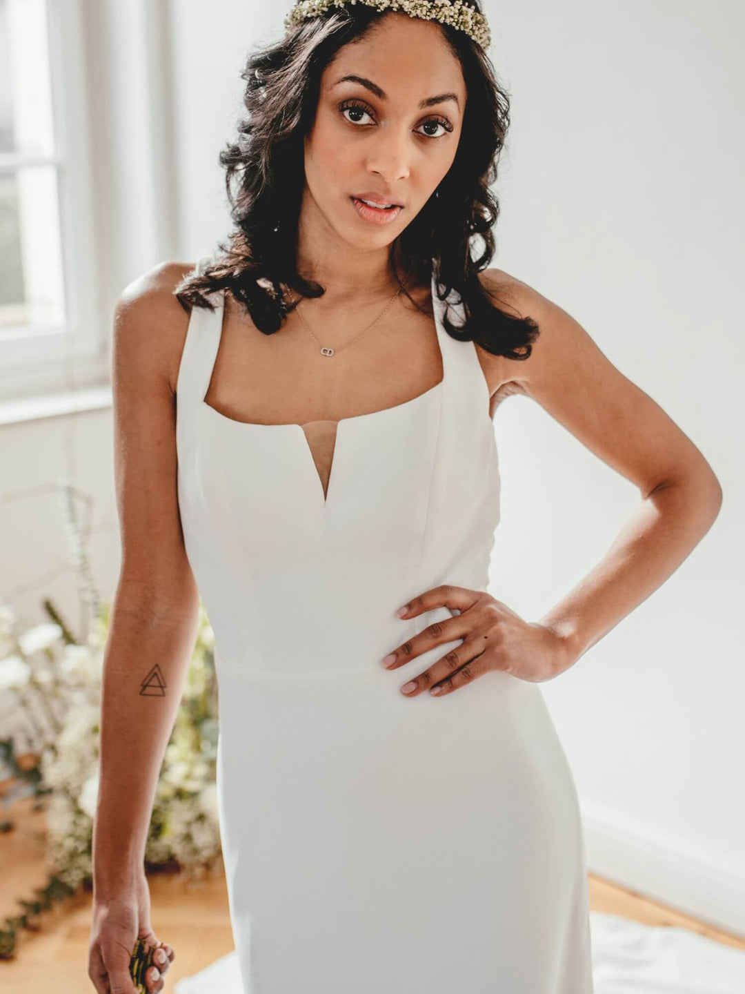 Sanna Lindstrøm SL1002 Meghan brudekjole set forfra – elegant fit & flare brudekjole i crepe med moderne halsudskæring.