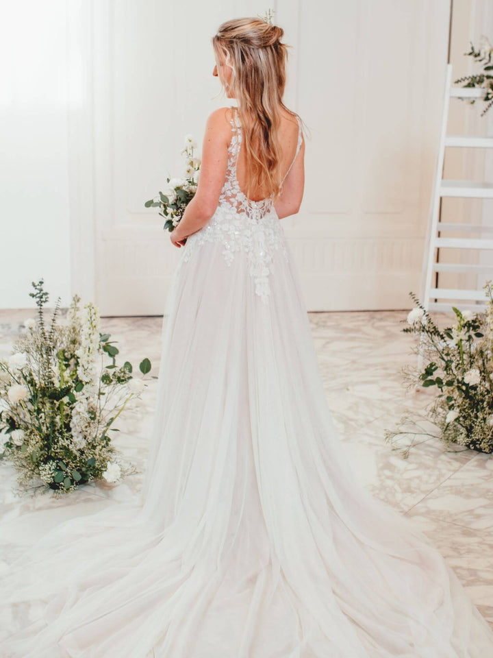 Sanna Lindstrøm SL1003 Hope brudekjole set bagfra – A-line brudekjole med dyb V-ryg og blødt tulle-skørt med blonder.