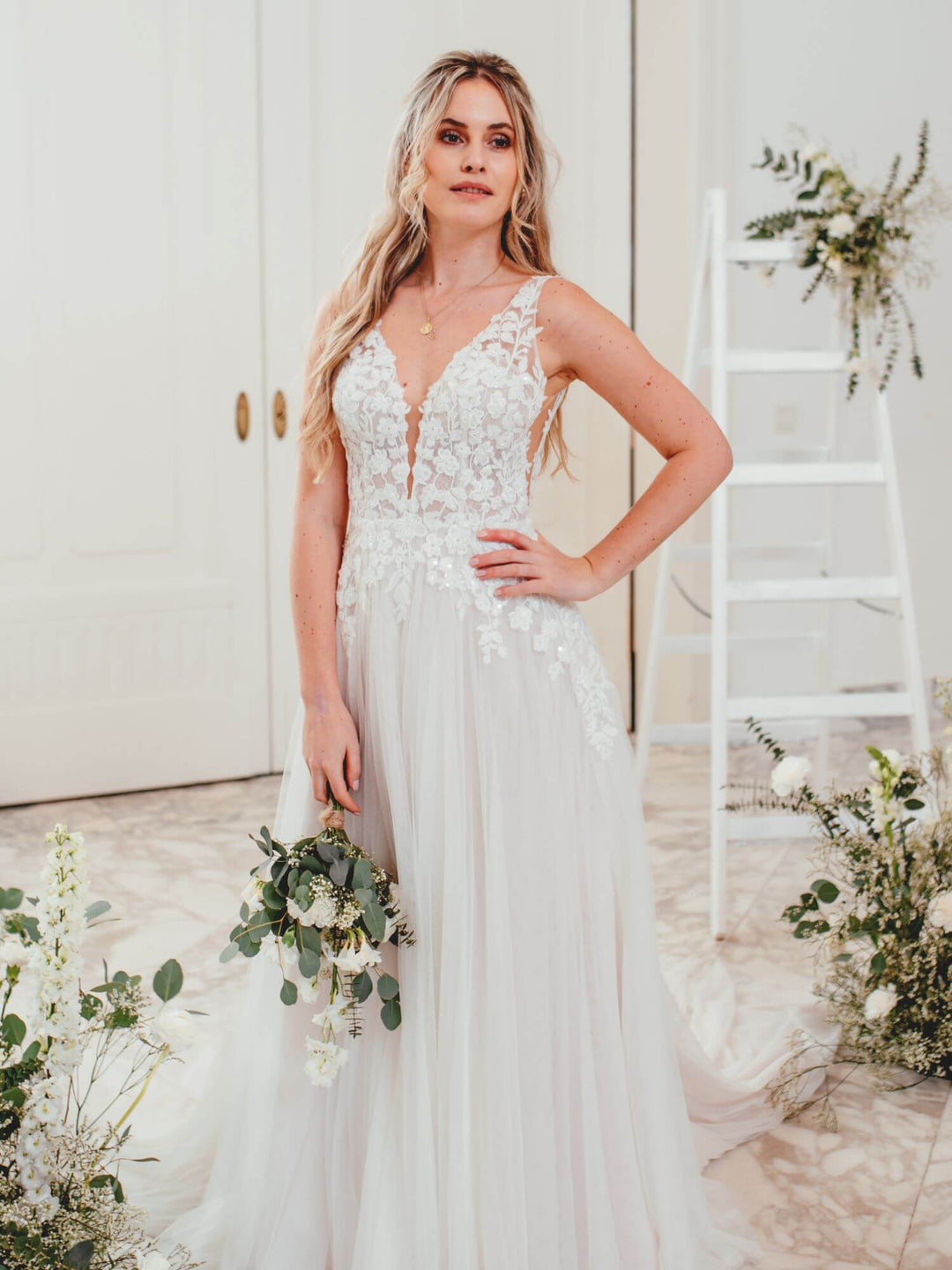 Sanna Lindstrøm SL1003 Hope brudekjole set forfra – A-line brudekjole i sandfarvet tulle med dyb V-udskæring og blondebroderi.