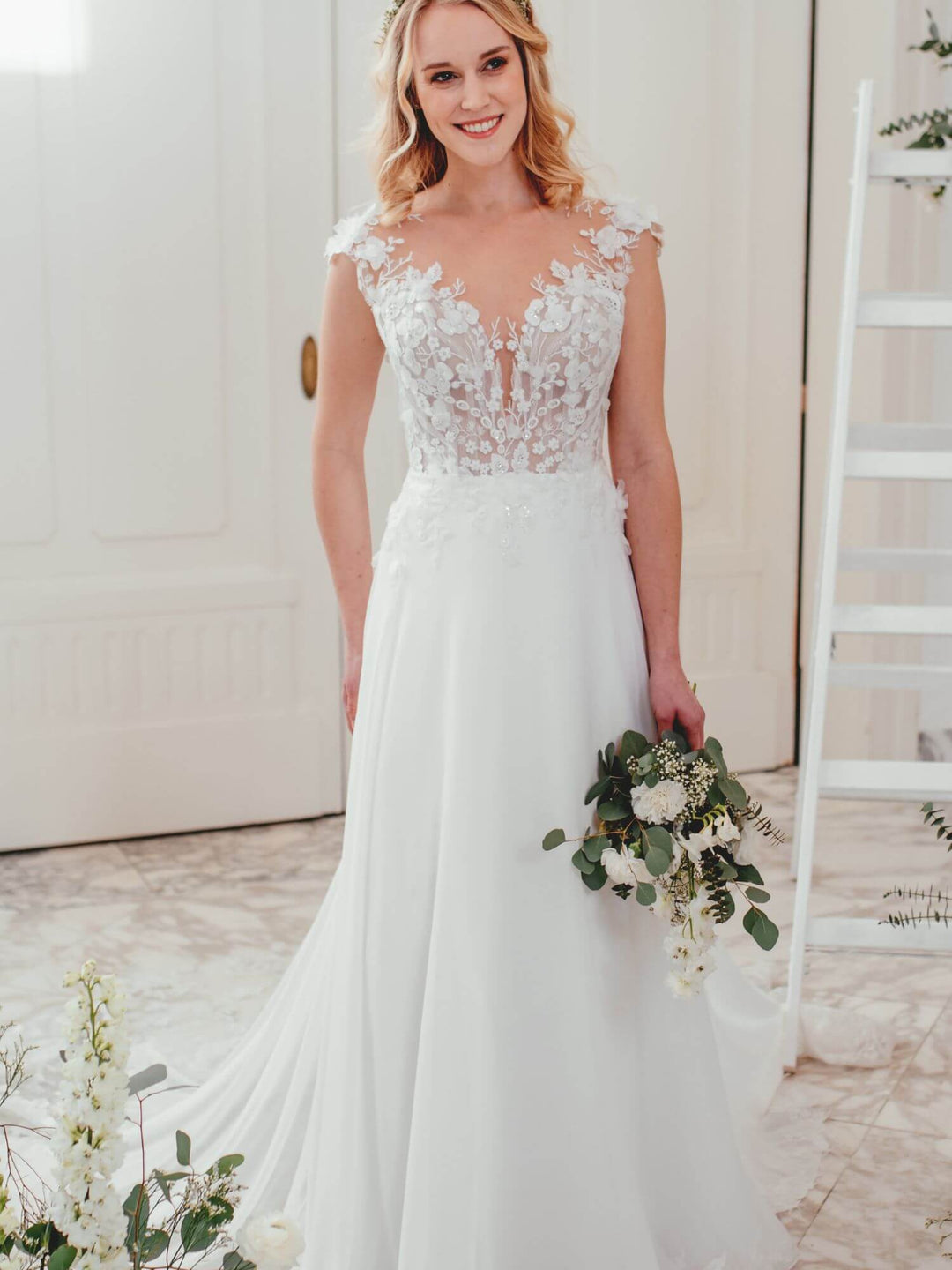 Sanna Lindstrøm SL1019X Gina brudekjole set bagfra – elegant A-line brudekjole med lav ryg og chiffon-skørt.