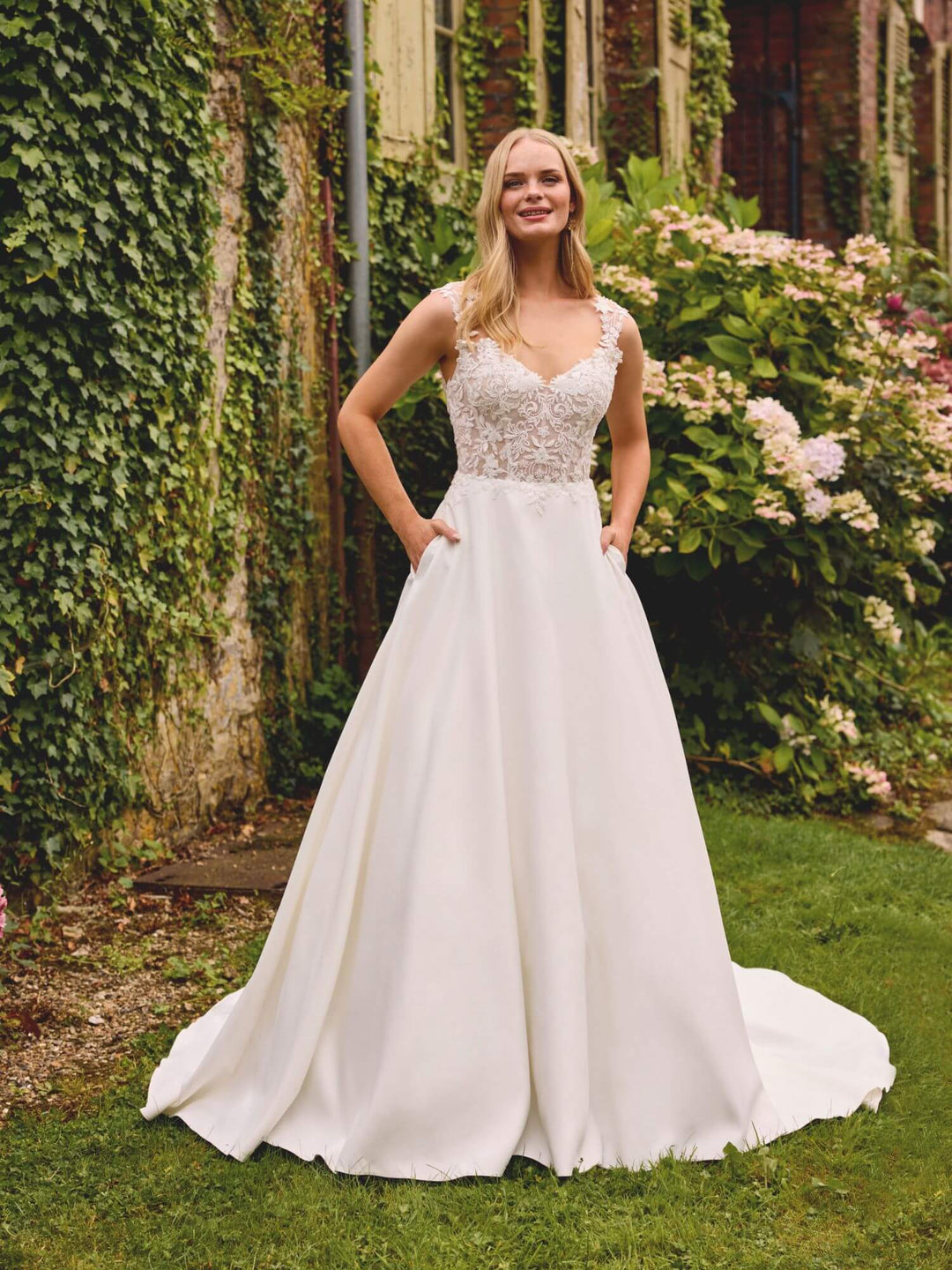 Sweetheart 20047 brudekjole set forfra – klassisk satin A-line brudekjole med illusion corsage og Queen Anne halsudskæring fra Sweetheart Gown.