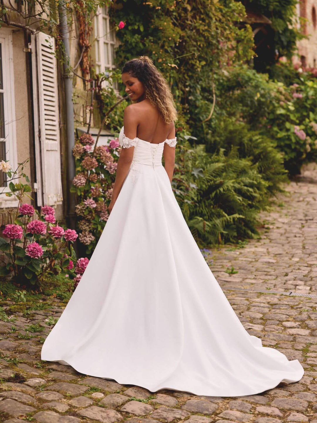 Sweetheart 20049 brudekjole set bagfra – klassisk satin A-line brudekjole med snørelukning og chapel-length slæb.