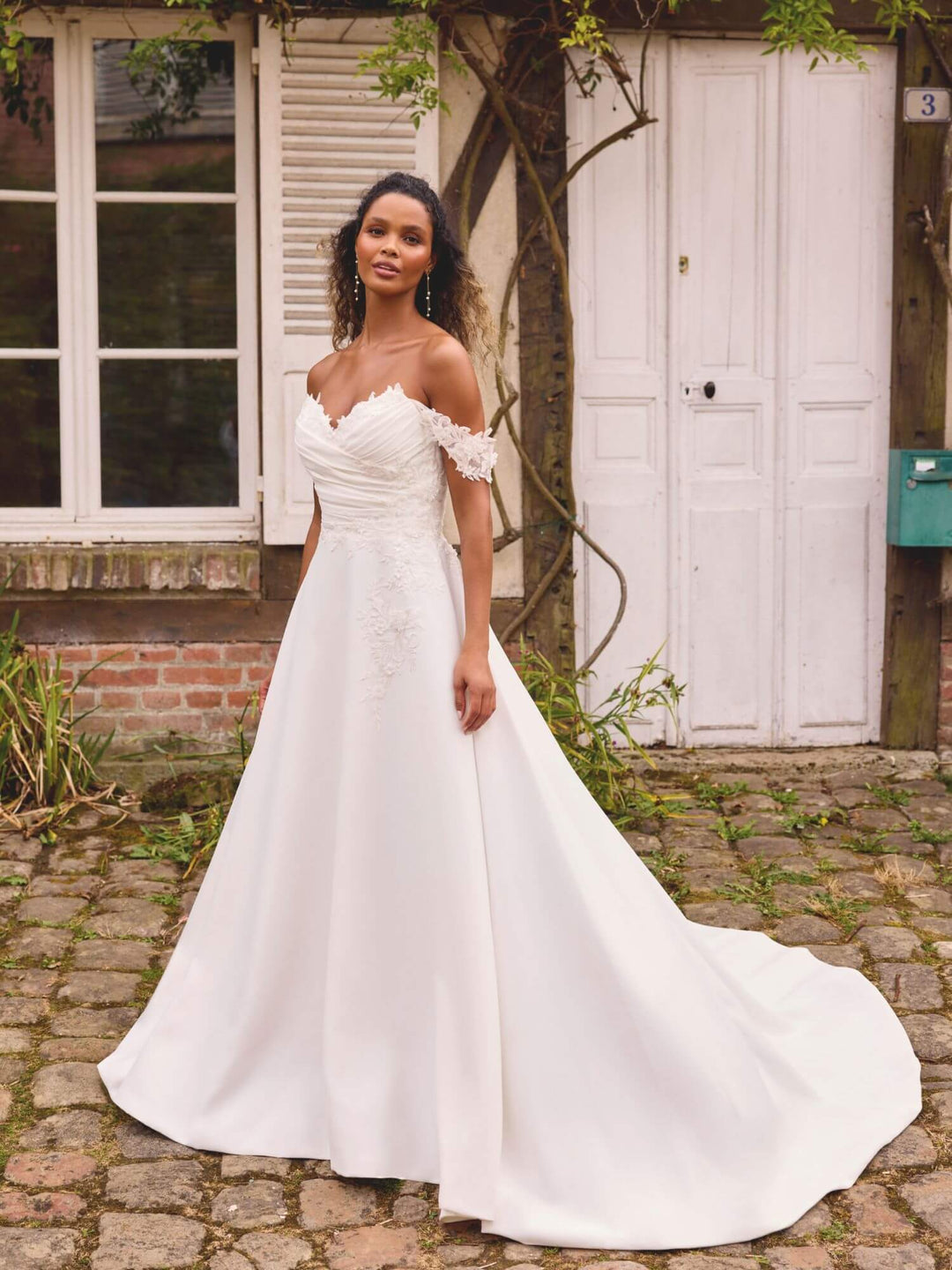 Sweetheart 20049 brudekjole set forfra – satin A-line brudekjole med sweetheart-udskæring, blonder og aftagelige off-shoulder stropper fra Sweetheart Gown.