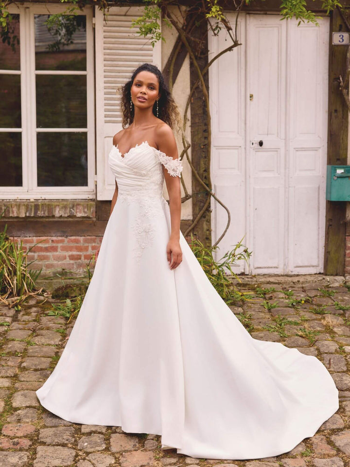 Sweetheart 20049 brudekjole set forfra – satin A-line brudekjole med sweetheart-udskæring, blonder og aftagelige off-shoulder stropper fra Sweetheart Gown.