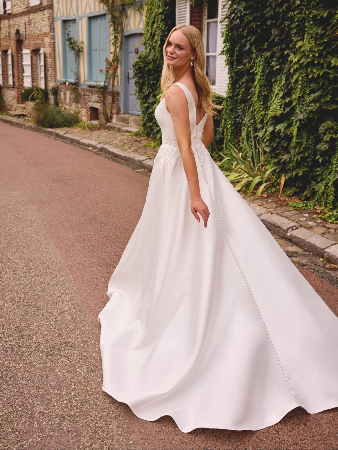 Sweetheart 20052 brudekjole set forfra – mikado A-line brudekjole med Sabrina-hals, blondeapplikationer og lommer.