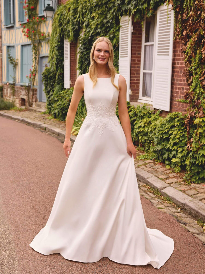 Sweetheart 20052 brudekjole set bagfra – elegant mikado A-line brudekjole med V-ryg og sweep-train.