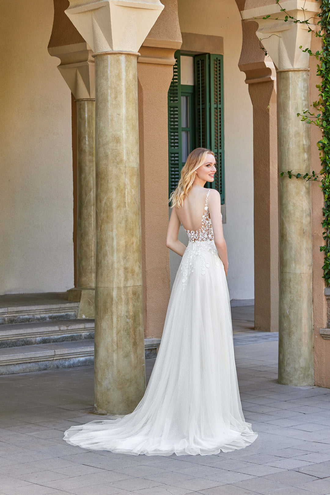 A-line brudekjole i blonder fra Sweetheart med dyb ryg, gennemsigtig bodice og perle- og pailletdetaljer – Emilia 20034.