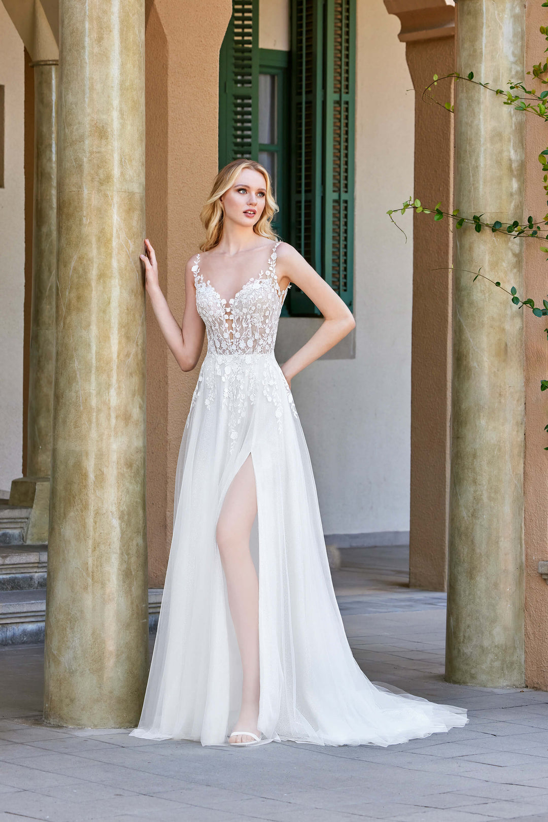 Sweetheart Emilia A-line brudekjole med illusion sweetheart-udskæring, dyb V-ryg og blondeapplikationer, model 20034.