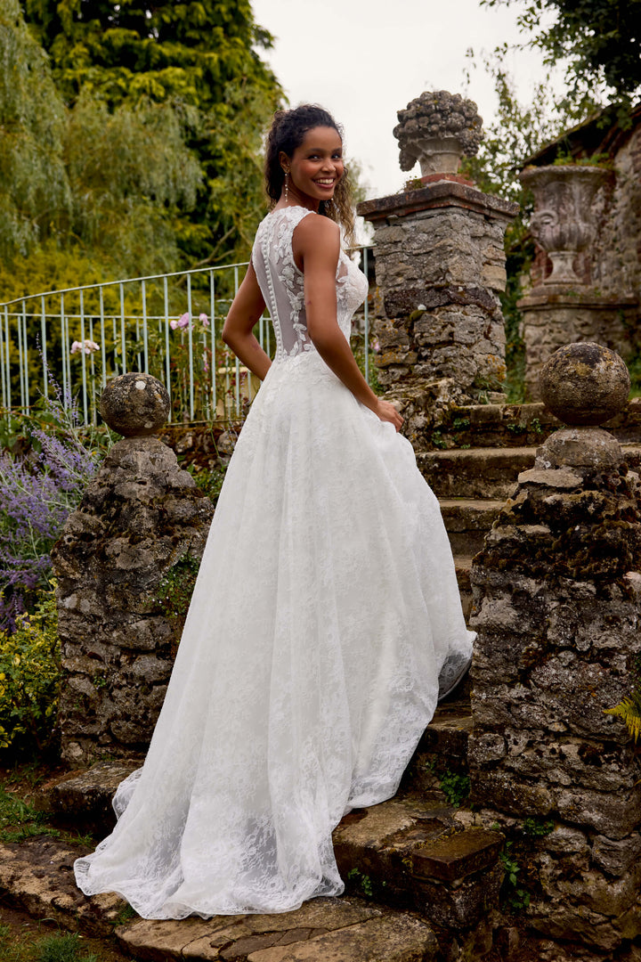 Romantisk blondebrudekjole med gennemsigtig ryg, dekorative knapper og blødt sweep-slæb – Sweetheart Ophelia model 20058.