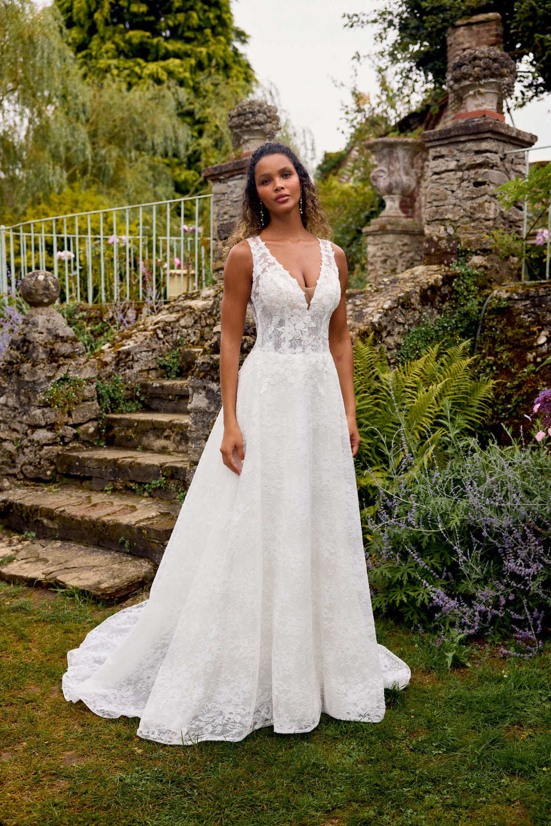 A-line brudekjole i blonde fra Sweetheart med dyb V-udskæring, gennemsigtig corsage og perlebroderede applikationer – Ophelia 20058.