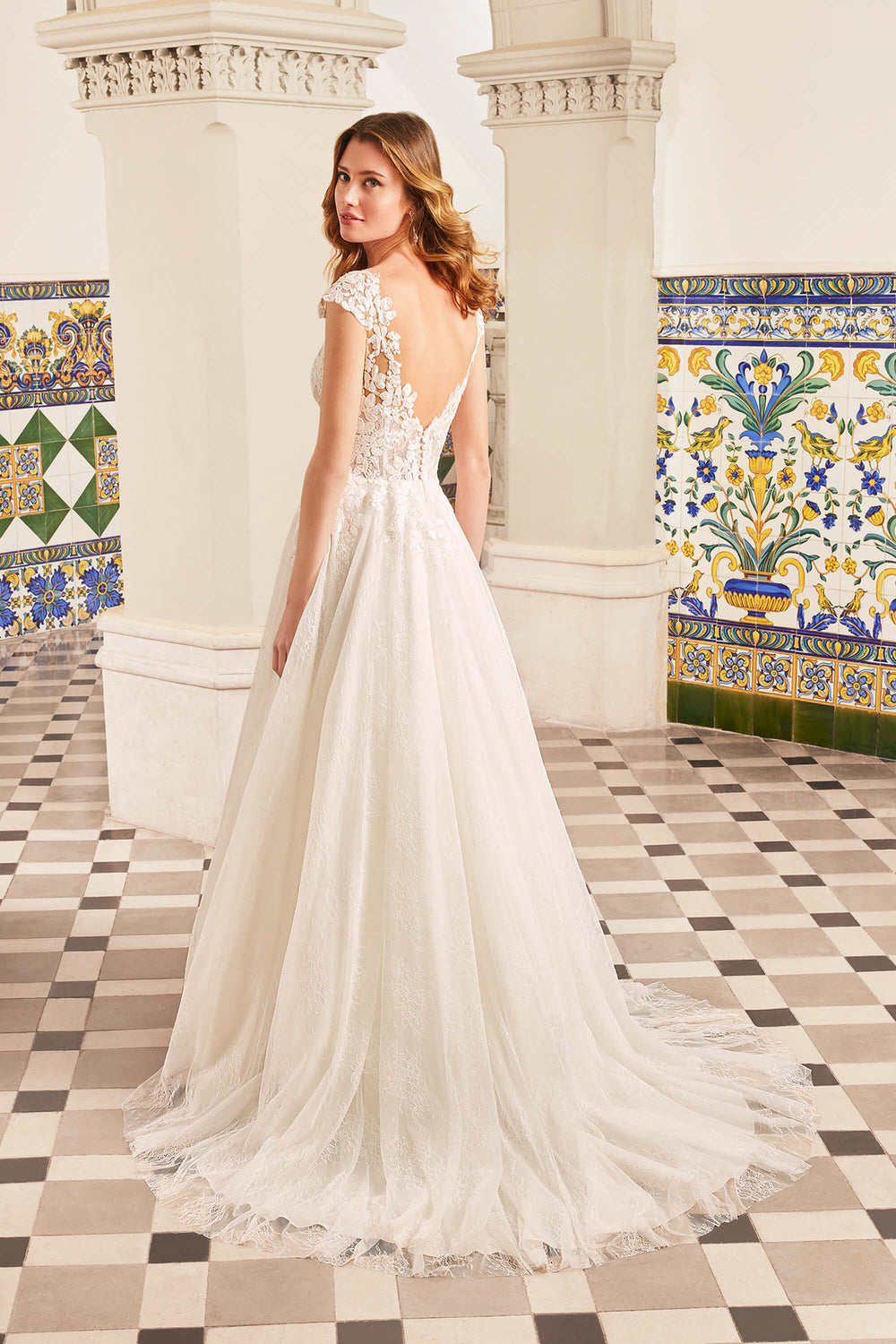 A-line brudekjole i Chantilly blonde fra Sweetheart med dropped waist, V-ryg og cap-ærmer – model Isabel 20001.