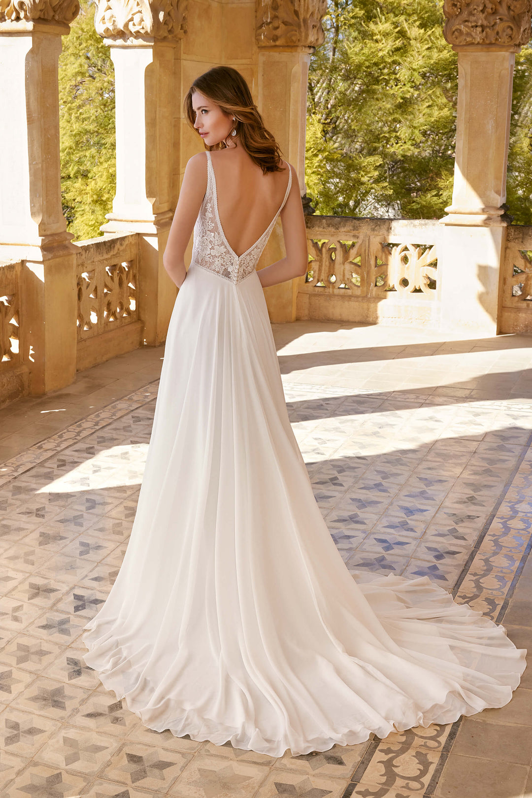 A-line brudekjole i let chiffon fra Sweetheart med dyb bikini-udskæring og elegant V-ryg – Anna 20010.