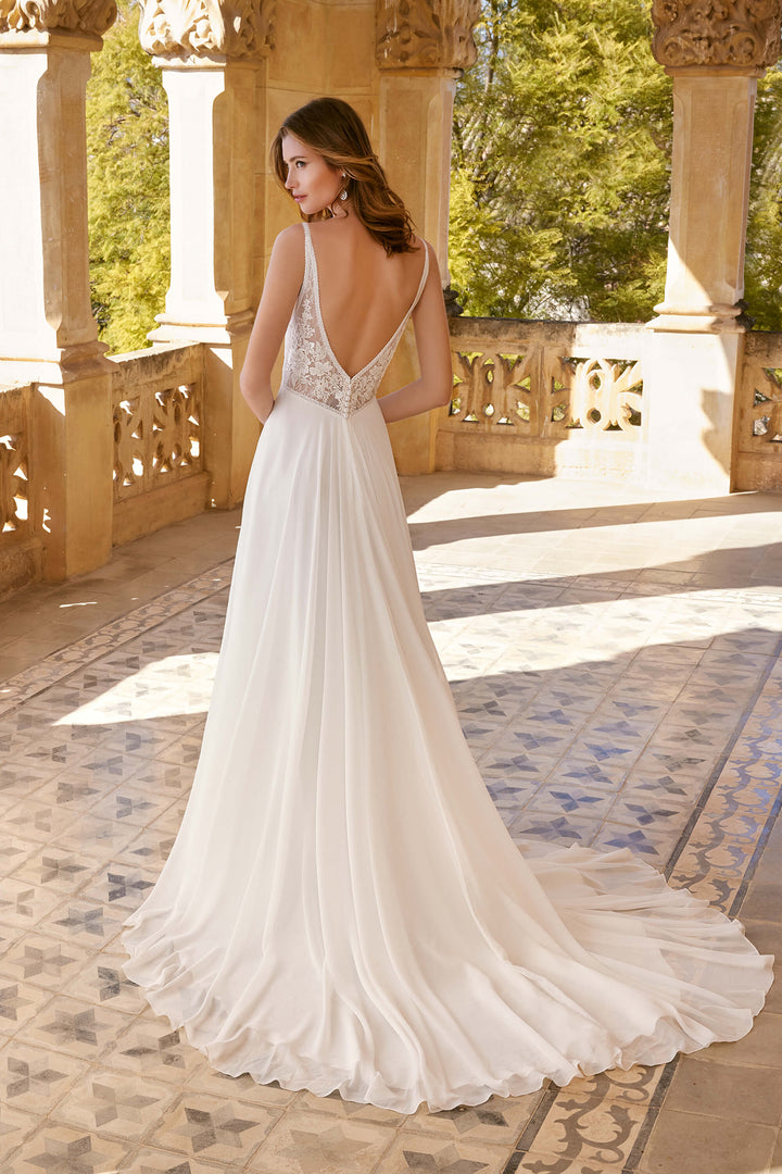 A-line brudekjole i let chiffon fra Sweetheart med dyb bikini-udskæring og elegant V-ryg – Anna 20010.
