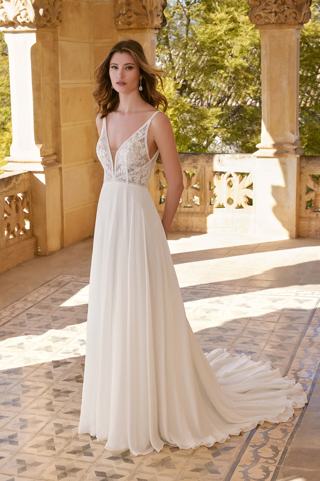 Sweetheart Anna A-line brudekjole i chiffon med bikini-udskæring og åben V-ryg, model 20010.