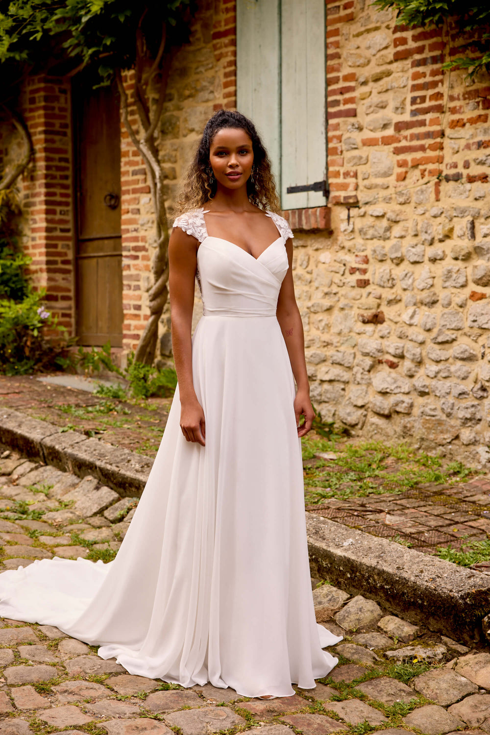 Chiffon A-line brudekjole med plisseret bodice, illusion-ryg og chapel-length slæb med knapper – Sweetheart 20060.