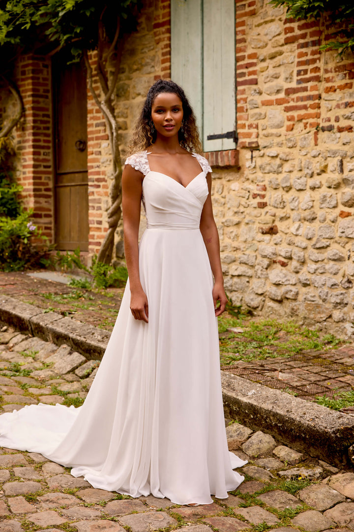 Chiffon A-line brudekjole med plisseret bodice, illusion-ryg og chapel-length slæb med knapper – Sweetheart 20060.